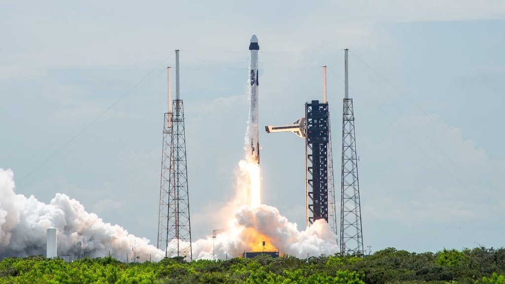 SpaceX ratuje astronautów Boeinga w misji