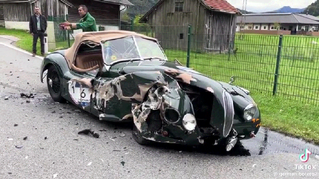 Wypadek z rzadkim Jaguarem XK120 podczas Mille Miglia