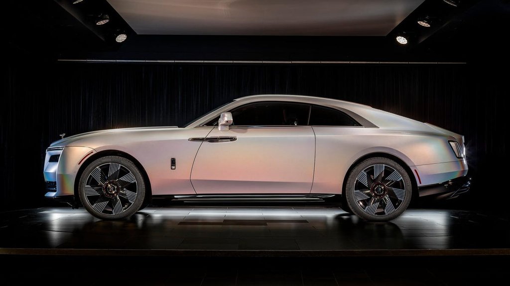 Rolls-Royce Spectre Lunaflair: Duhový zázrak