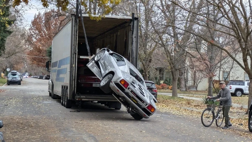 Katastrofa Lamborghini Diablo przy rozładunku