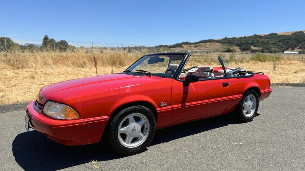 1993 Ford Mustang LX 5.0 za 13 900 dolarů