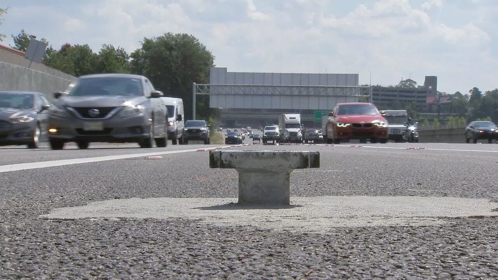 Cementowe pręty do usunięcia na autostradzie