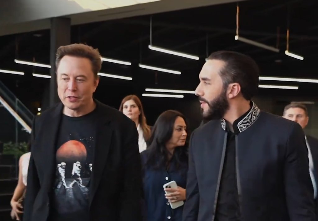 Elon Musk a prezident Salvadoru na Gigafactory