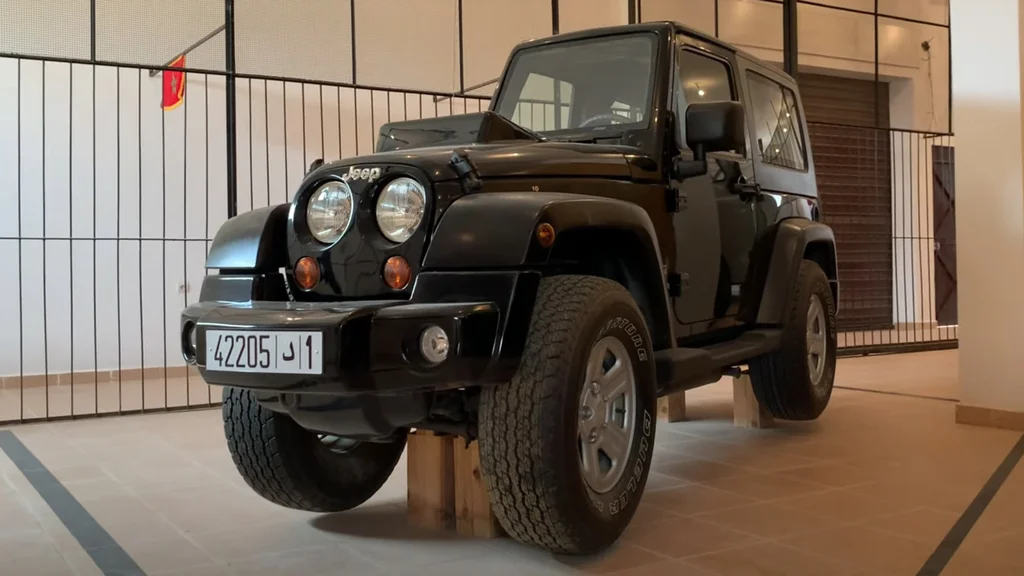 Neuvěřitelný úzký Jeep Wrangler